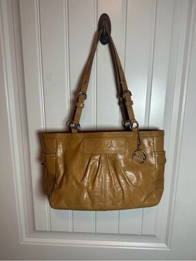 Coach Leather Pleated Tote Shoulder Bag Tan Hangtag Classic Purse